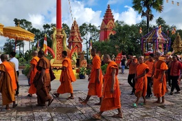 Lễ dâng y Kathina tại chùa Monivongsa (Cà Mau)