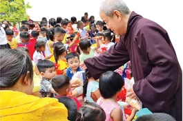 Hòa thượng Thích Trí Minh với các cháu nhỏ - Ảnh: NVCC