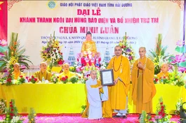 Trao quyết định bổ nhiệm trụ trì chùa Minh Luân đến Sư cô Thích nữ Vạn Tín