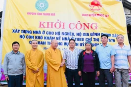 Thượng tọa Thích Tâm Định chúc mừng hộ gia đình được hỗ trợ xây dựng nhà mới