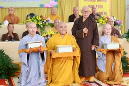 Trưởng lão Hòa thượng Thích Như Tín trao phần thưởng đến Tăng Ni sinh đạt thành tích tốt