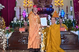 Hòa thượng Thích Thanh Giác trao quyết định bổ nhiệm trụ trì chùa Phương Khánh đến Đại đức Thích Từ Trí