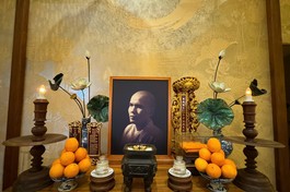 Di ảnh và long vị Trưởng lão Hòa thượng Thích Trí Quang được tôn trí tại Dư hương thất