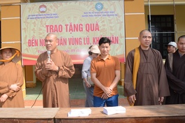 Đại đức Thích Nguyên Mãn phát biểu, chia sẻ cùng bà con tại H.Lệ Thủy, Quảng Bình