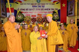 Hòa thượng Thích Niệm Thới trao quyết định bổ nhiệm trụ trì chùa Như Lai đến Đại đức Thích Nghiêm Lâm