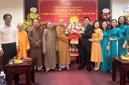 Đoàn Ban Trị sự GHPGVN tỉnh Quảng Trị tặng hoa chúc mừng Ủy ban MTTQVN tỉnh 