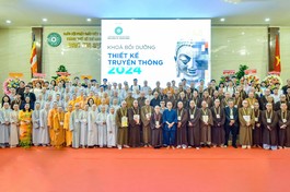 Các học viên tham dự Khóa bồi dưỡng thiết kế truyền thông do Ban Thông tin - Truyền thông GHPGVN TP.HCM lần đầu tiên tổ chức chụp ảnh lưu niệm cùng chư tôn đức, giảng viên tại lễ bế mạc - Ảnh: Quảng Đạo/BGN