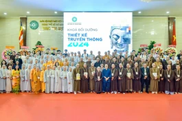Các học viên tham dự Khóa bồi dưỡng thiết kế truyền thông do Ban Thông tin - Truyền thông GHPGVN TP.HCM lần đầu tiên tổ chức chụp ảnh lưu niệm cùng chư tôn đức, giảng viên tại lễ bế mạc - Ảnh: Quảng Đạo/BGN
