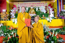 Thượng tọa Thích Tâm Định trao quyết định bổ nhiệm trụ trì chùa Thạch Kê đến Đại đức Thích Bản Tính