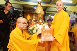 Thượng tọa Thích Thiện Quý, Phó ban kiêm Chánh Thư ký Ban Trị sự GHPGVN TP.HCM thay mặt Ban Thường trực Ban Trị sự GHPGVN TP.HCM trao quyết định bổ nhiệm trụ trì chùa Vạn Quốc đến Đại đức Thích Thiện Châu