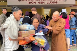 Bình Thuận: Ban Từ thiện xã hội Phật giáo tỉnh tặng quà đến bà con bị thiên tai bão lũ
