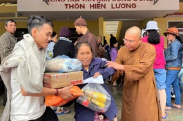 Bình Thuận: Ban Từ thiện xã hội Phật giáo tỉnh tặng quà đến bà con bị thiên tai bão lũ