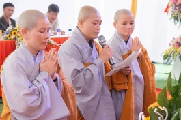 Sư cô Thích nữ Thúy Nghiêm dâng lời phát nguyện sau khi nhận quyết định bổ nhiệm trụ trì chùa Linh Quang