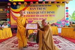 Hòa thượng Thích Thiện Thạnh trao quyết định thành lập điểm sinh hoạt tôn giáo tập trung Đạo tràng Dược Sư đến Thượng tọa Thích Trung Túc