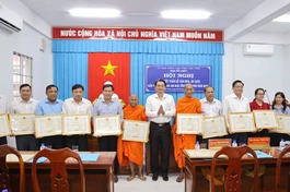 Phó Chủ tịch UBND tỉnh Trà Vinh tặng Bằng khen cho các cá nhân có thành tích xuất sắc trong công tác tổ chức, phục vụ Tuần lễ Văn hóa - Du lịch gắn với Lễ hội Ok Om Bok tỉnh Trà Vinh năm 2024