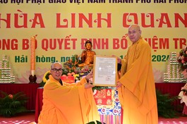 Hòa thượng Thích Quảng Tùng trao quyết định bổ nhiệm trụ trì chùa Linh Quang đến Thượng tọa Thích Tục Bách