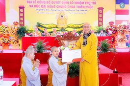 Thượng tọa Thích Tâm Minh, Phó Trưởng ban Thường trực Ban Trị sự GHPGVN tỉnh Thanh Hóa trao quyết định bổ nhiệm trụ trì chùa Thiên Phúc đến Sư cô Thích nữ Tịnh Nhãn