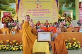 Hòa thượng Thích Huệ Pháp trao quyết định bổ nhiệm trụ trì chùa Liên Thành đến Sư cô Thích nữ Thiên Thuận 