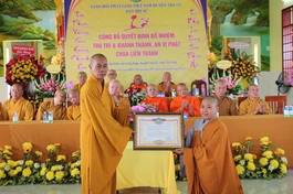 Hòa thượng Thích Huệ Pháp trao quyết định bổ nhiệm trụ trì chùa Liên Thành đến Sư cô Thích nữ Thiên Thuận 