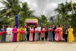 Cắt băng băng khánh đưa vào sử dụng đường đal tại ấp Sóc Ruộng, xã Hòa Tân, H.Cầu Kè, Trà Vinh