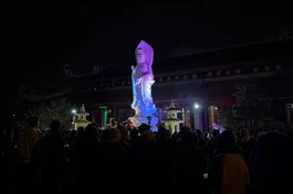 Tôn tượng Bồ-tát Quán Thế Âm được an vị trước chánh điện chùa Đống Cao