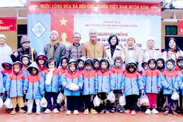 Chương trình "Áo ấm từ bi" đến với các em học sinh vùng cao H.Hướng Hóa