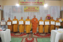 Thượng tọa Thích Quảng Lộc trao Bằng công đức đến tập thể, cá nhân tiêu biểu