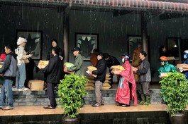 Người dân đến chùa Cao Xá (H.Quảng Điền) nhận quà trong cơn mưa xứ Huế