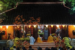 Không gian lắng đọng đêm giao thừa ở chùa Pháp Bảo