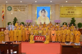 Chư tôn đức Ban Nghi lễ T.Ư dâng khánh vàng và tặng hoa chúc mừng Hòa thượng Thích Lệ Trang được suy cử Phó Chủ tịch Hội đồng Trị sự - Ảnh: Bảo Toàn/BGN