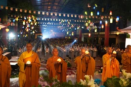 Đêm hoa đăng kính mừng ngày Đức Phật thành đạo tại chùa Bằng