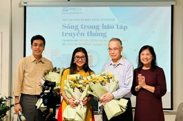 Đại diện Phanbook tặng hoa cảm ơn 2 khách mời và MC Quốc Khánh 