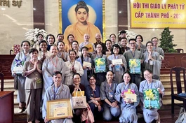 Hồng Nhân (giải ba) lưu niệm bên quý Thầy và các bạn đạo tại cuộc thi - Ảnh: NVCC