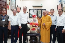 Đoàn Thành ủy, HĐND, UBND, Ủy ban MTTQVN TP.HCM đến thăm, chúc Tết Trưởng lão Hòa thượng Thích Thiện Pháp - Ảnh: NLĐ