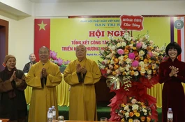 Lãnh đạo Ban Tôn giáo - Sở Nội vụ tỉnh Nghệ An tặng hoa chúc mừng hội nghị