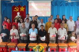 200 phần quà được trao đến bà con khó khăn tại xã Tân Tây, H.Gò Công Đông, Tiền Giang
