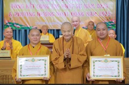 Trưởng lão Hòa thượng Thích Thanh Hùng trao Bằng tuyên dương công đức đến các thành viên của Phân ban Từ thiện xã hội Giáo dục T.Ư