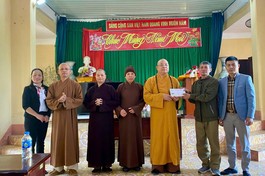 Thượng tọa Thích Thanh Vân cùng chư Tăng Ni trao quà tại trại phong huyện Chí Linh