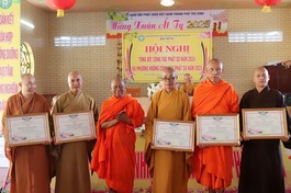 Trao Bằng công đức của Ban Trị sự GHPGVN tỉnh Trà Vinh đến các cá nhân tiêu biểu