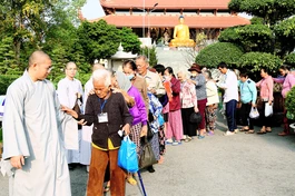 Chư Ni hướng dẫn bà con khiếm thị xếp hàng nhận quà