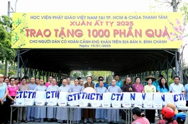 1.000 phần quà được trao tặng đến người dân có hoàn cảnh khó khăn trên địa bàn H.Bình Chánh