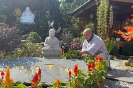 Hòa thượng Thích Thế Trang chăm chút góc vườn chùa Pháp Hải, để tạo không gian tươi vui đón xuân Di Lặc