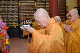 Đức Pháp chủ GHPGVN dâng trà cúng dường Giác linh Trưởng lão Hòa thượng Thích Thiện Hòa - Ảnh: Bảo Toàn/BGN