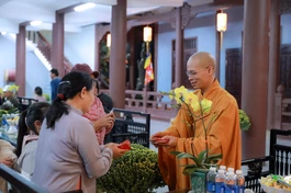 Thầy trụ trì chùa Phước Hưng trao lộc đầu xuân đến các Phật tử