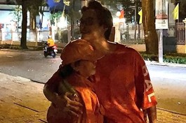 Ca sĩ Hà Anh Tuấn chia sẻ câu chuyện về đôi vợ chồng người quét đường trong đêm giao thừa