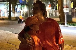 Ca sĩ Hà Anh Tuấn chia sẻ câu chuyện về đôi vợ chồng người quét đường trong đêm giao thừa