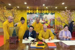 Trưởng lão Hòa thượng Thích Thanh Nhiễu cùng lãnh đạo UBND tỉnh Nghệ An mở sổ vàng khai bút đầu Xuân Ất Tỵ