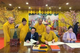 Trưởng lão Hòa thượng Thích Thanh Nhiễu cùng lãnh đạo UBND tỉnh Nghệ An mở sổ vàng khai bút đầu Xuân Ất Tỵ