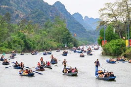 Người dân nô nức trẩy hội chùa Hương - Ảnh: Giang Huy