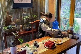 Một bạn trẻ đến chùa Sủi (H.Gia Lâm, Hà Nội) làm công quả những ngày cuối tuần - Ảnh: Quỳnh Nguyễn